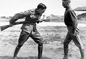 Twee soldate demonstreer die gebruik van 'n bajonet.