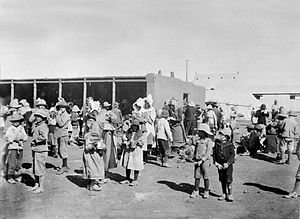 Boerevroue en kinders in 'n Britse konsentrasiekamp tydens die Anglo-Boereoorlog, ongeveer 1900.