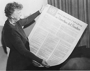 Eleanor Roosevelt, vrou van die destydse president van die V.S.A., Franklin D. Roosevelt, met die Spaanse weergawe van die Universele Verklaring van Menseregte.